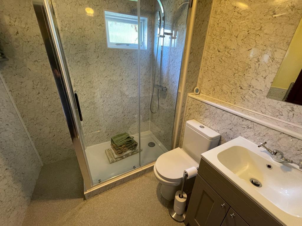 Lot: 129 - THREE-BEDROOM PERIOD PROPERTY IN POPULAR LOCATION - Shower room